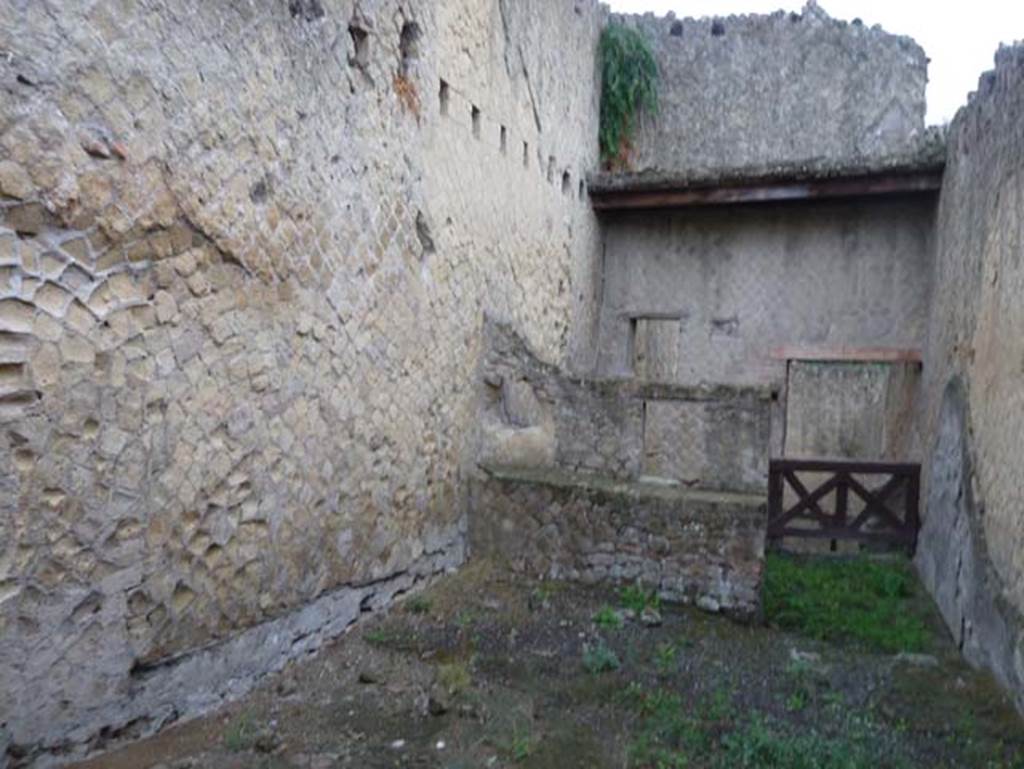 Ins. Orientalis II.15, Herculaneum. September 2015.
Looking towards north wall and north-east corner, with holes for support beams for an upper floor.